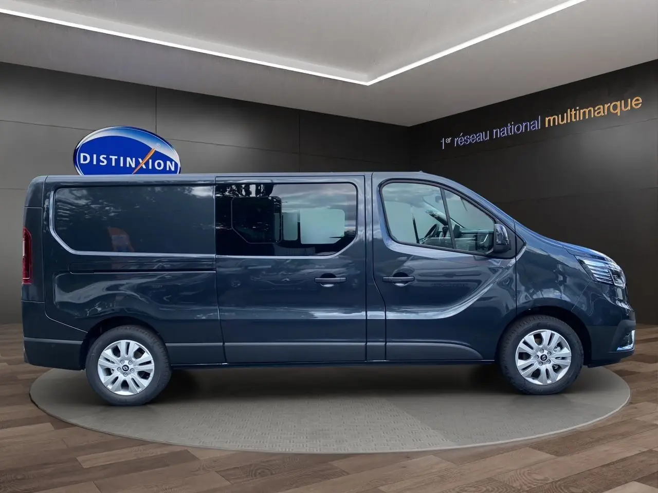 Profil côté droit du Renault Trafic Cabine Approfondie gris comète, avec portes latérales vitrées et jantes aluminium 17 pouces.