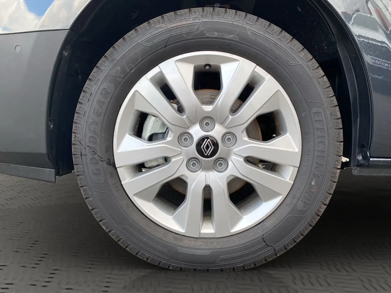 Gros plan sur la roue avant droite gris comète du Renault Trafic Cabine Approfondie avec jante aluminium 17 pouces.