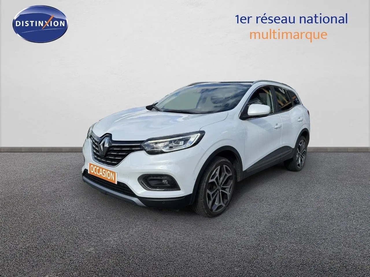 Renault Kadjar blanc nacré métal en 3/4 avant droit, avec jantes alliage et calandre noire brillante.