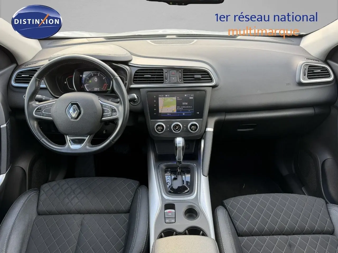 Vue intérieure avant du Renault Kadjar 2019, tableau de bord noir avec volant multifonction et console centrale argentée.
