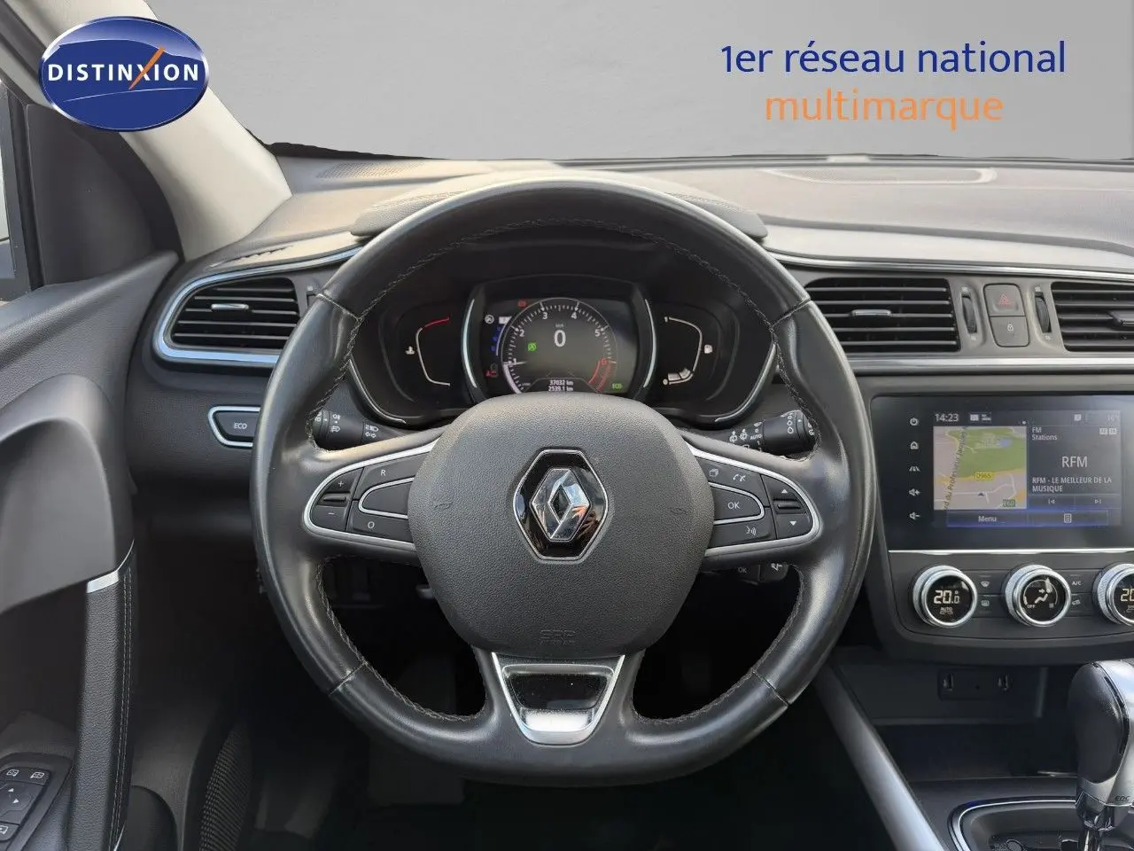 Vue intérieure centrée sur le volant noir du Renault Kadjar 2019, avec tableau de bord digital et écran tactile visible.