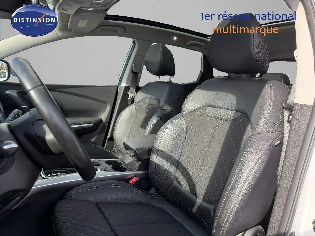 Vue intérieure côté conducteur du Renault Kadjar 1.3 TCE 140 Zen 2019, sièges cuir noir avec toit ouvrant panoramique.