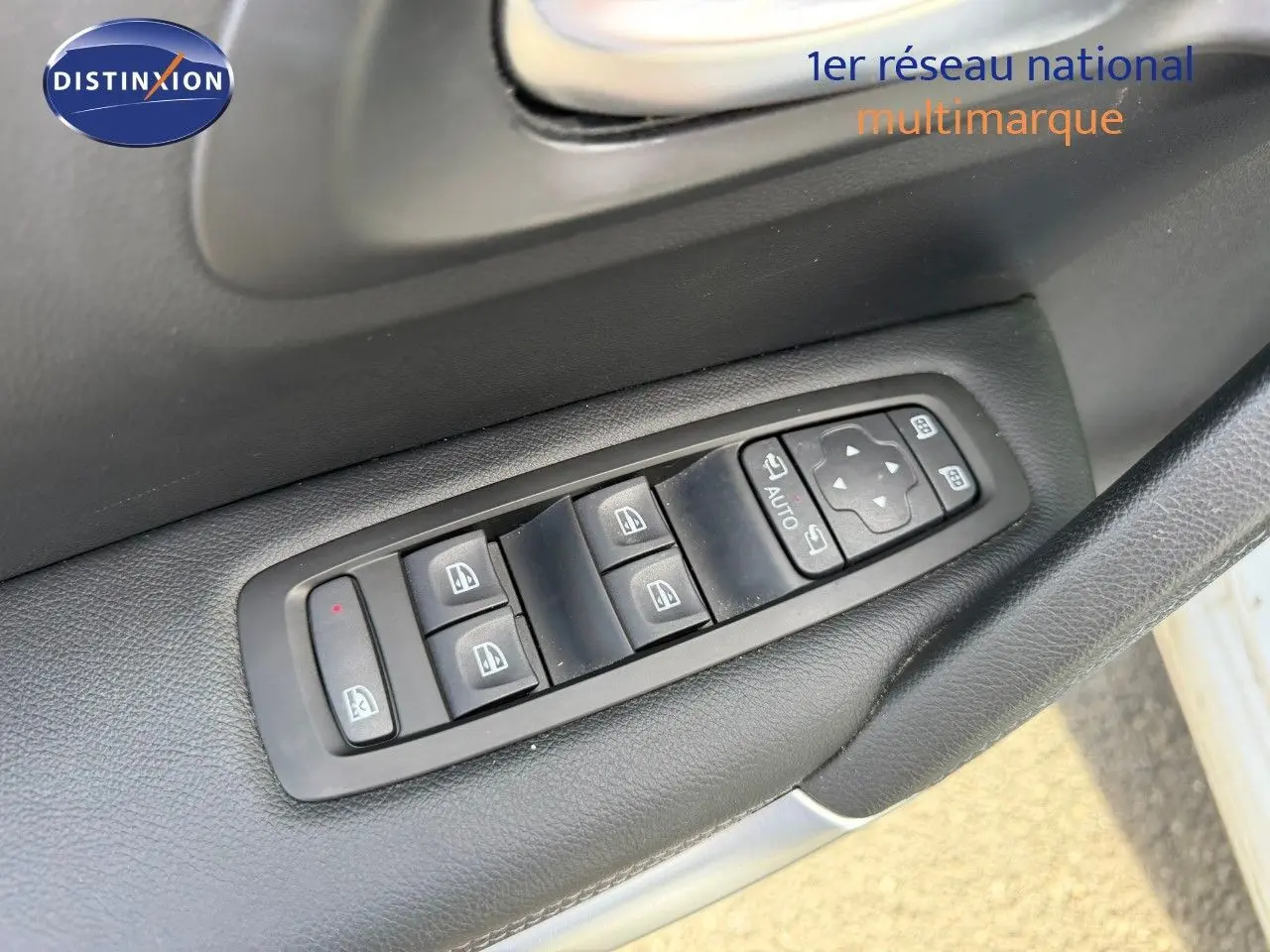 Gros plan sur les commandes des vitres électriques côté gauche d’un Renault Kadjar blanc nacré de 2019.
