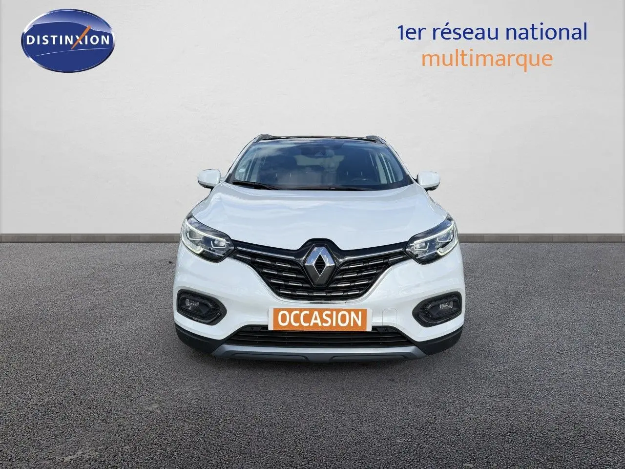 Vue avant d'un Renault Kadjar blanc nacré avec calandre noire et plaque "OCCASION" orange visible.