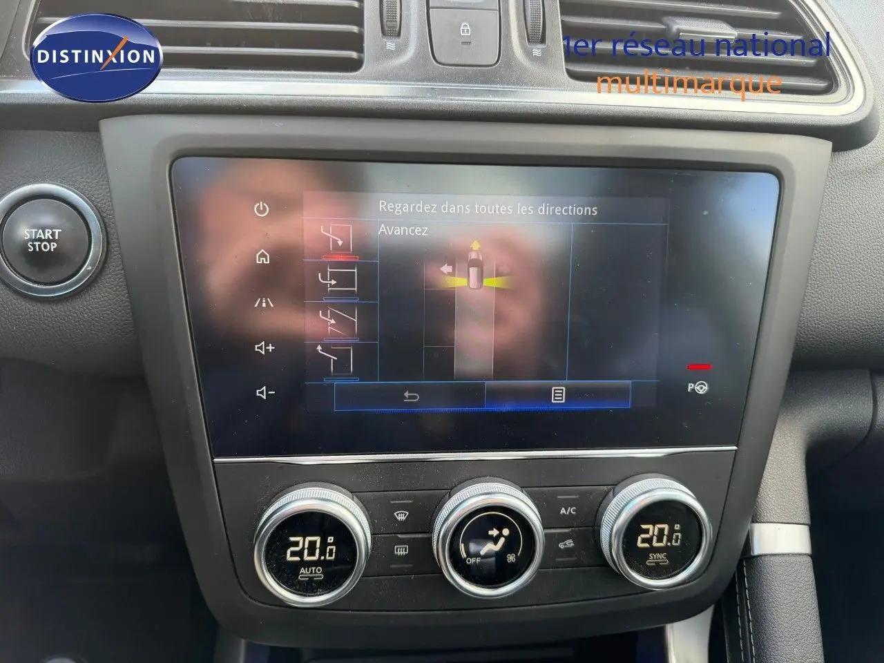 Vue rapprochée de la console centrale du Renault Kadjar 2019, avec écran tactile et commandes de climatisation digitales.