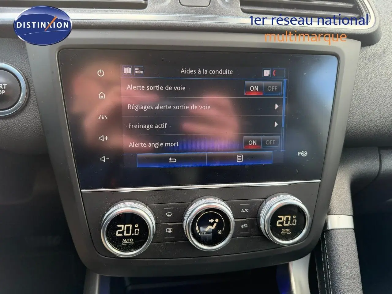 Écran tactile central et commandes de climatisation du Renault Kadjar blanc nacré, vue intérieure du tableau de bord.