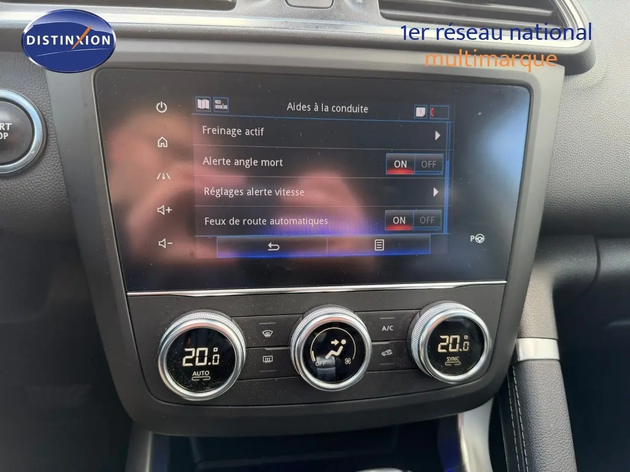 Vue intérieure du tableau de bord du Renault Kadjar 2019, écran tactile affichant les aides à la conduite et commandes de climatisation.