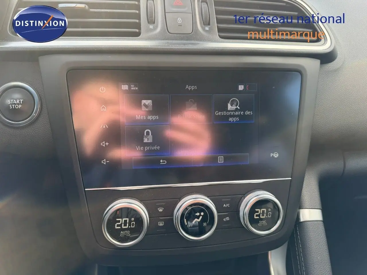Vue rapprochée de la console centrale du Renault Kadjar 2019, écran tactile et commandes de climatisation digitales.
