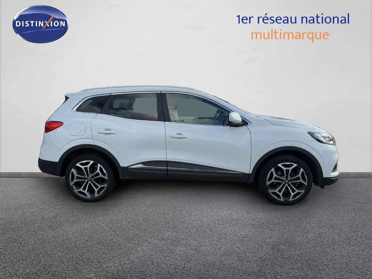 Profil droit du Renault Kadjar blanc nacré 2019 avec jantes alliage et détails noirs contrastants.