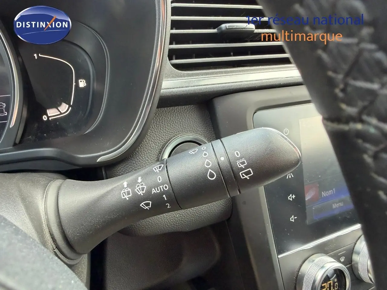 Gros plan sur la commande d’essuie-glace côté gauche du tableau de bord d’un Renault Kadjar blanc nacré, intérieur noir.
