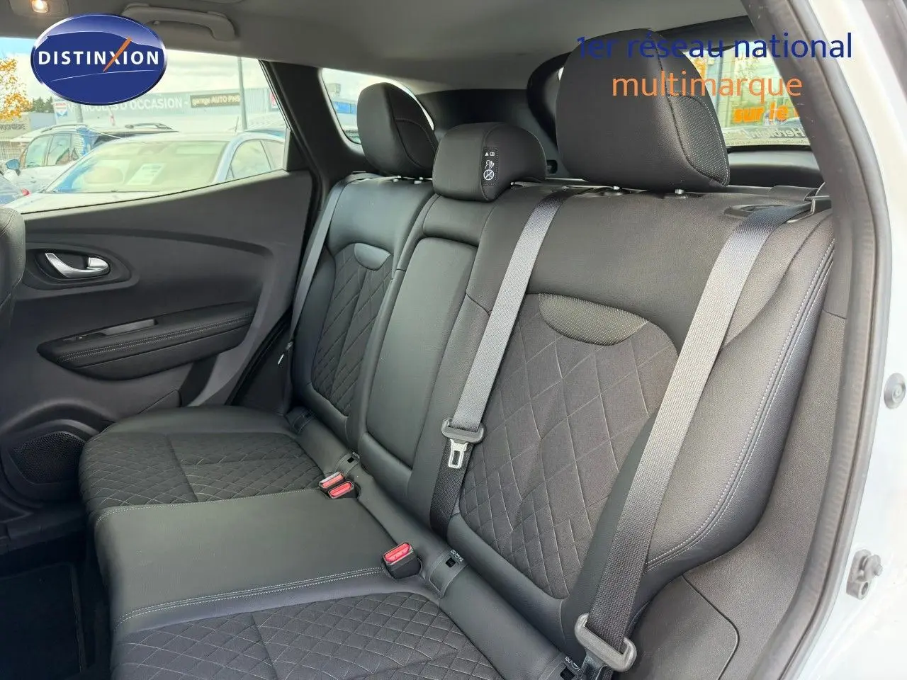Vue intérieure côté droit des sièges arrière en tissu noir avec motifs losanges du Renault Kadjar blanc nacré 2019.