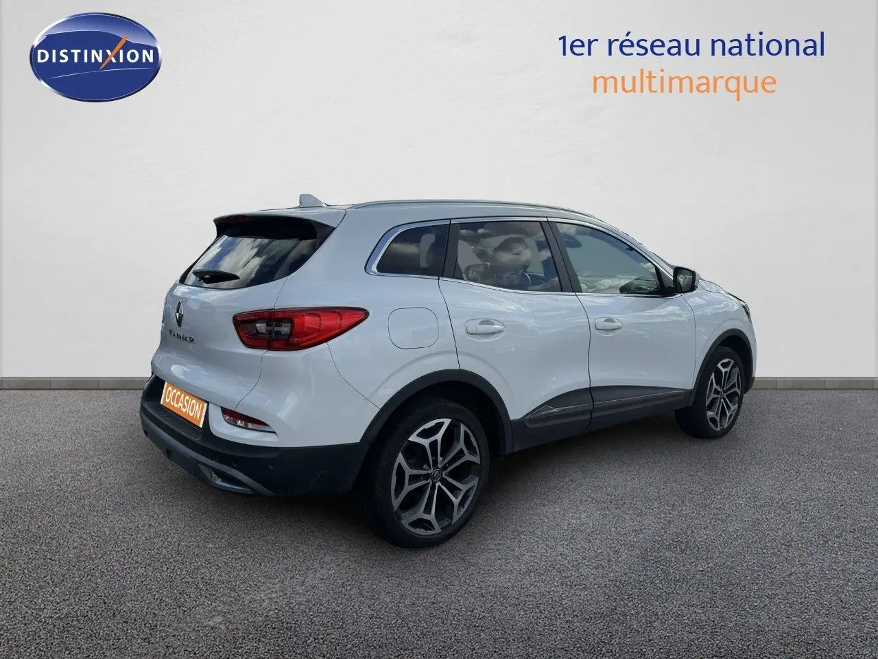 Renault Kadjar blanc nacré métal vu en 3/4 arrière droit, avec jantes alliage et feux arrière LED distinctifs.