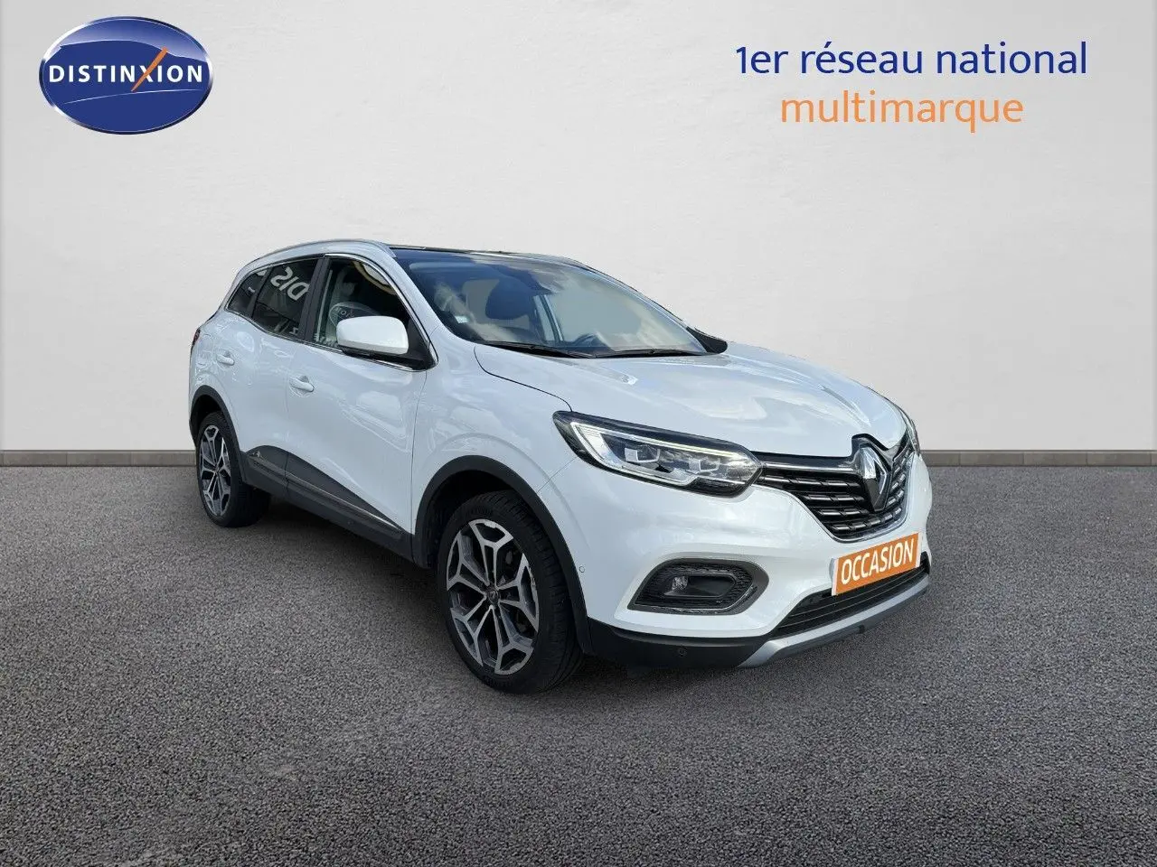 Renault Kadjar blanc nacré 3/4 avant droit, SUV compact avec jantes alliage et calandre noire distinctive.