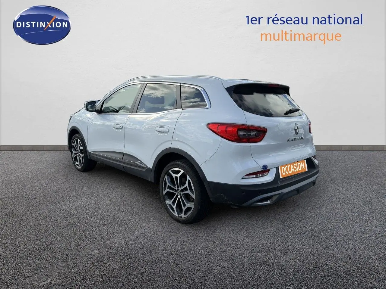 Vue 3/4 arrière droite d'un Renault Kadjar blanc nacré métal avec jantes alliage et vitres teintées.