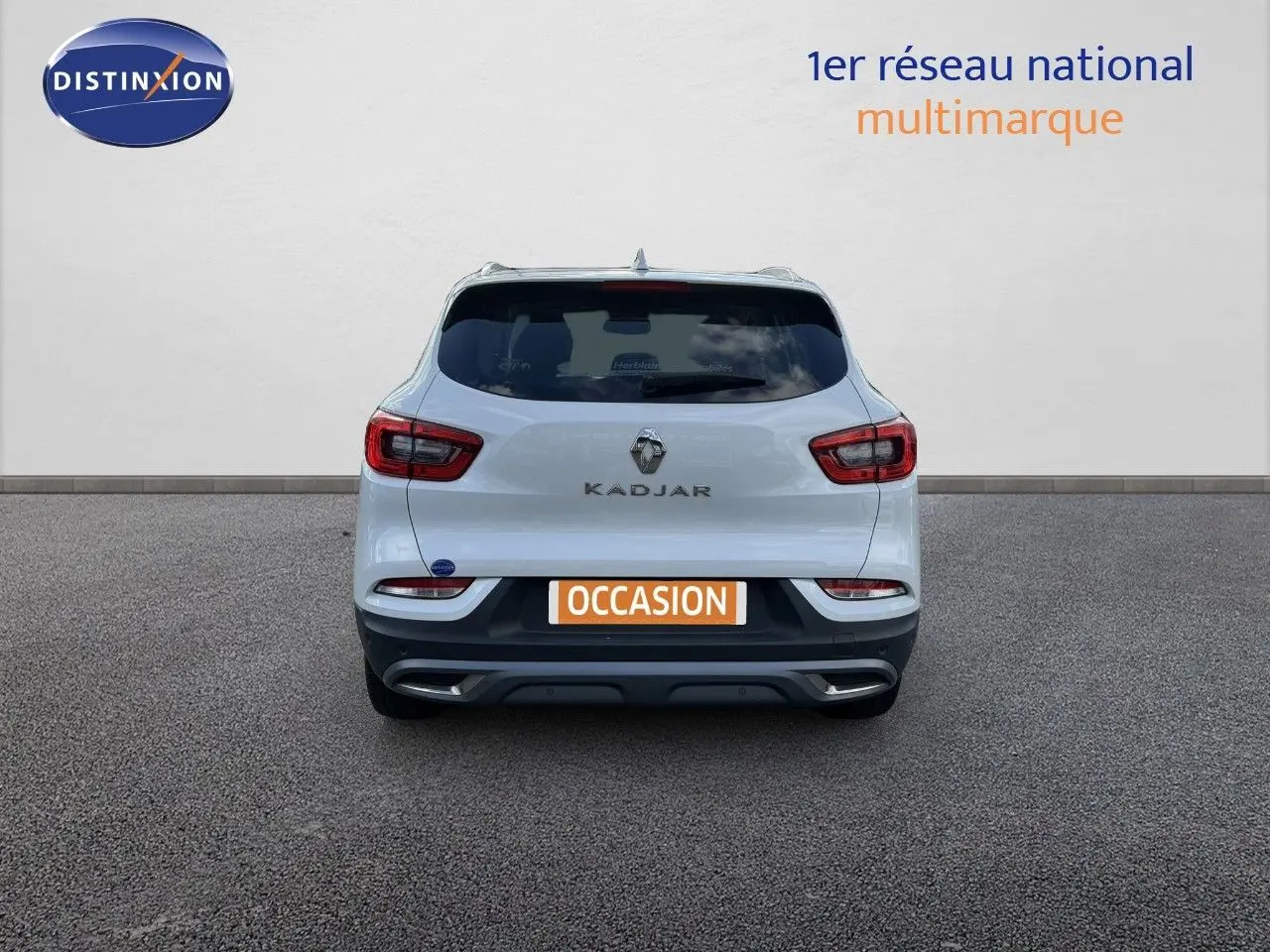 Vue arrière d'un Renault Kadjar blanc nacré métal, avec feux rouges et double sortie d'échappement intégrée.