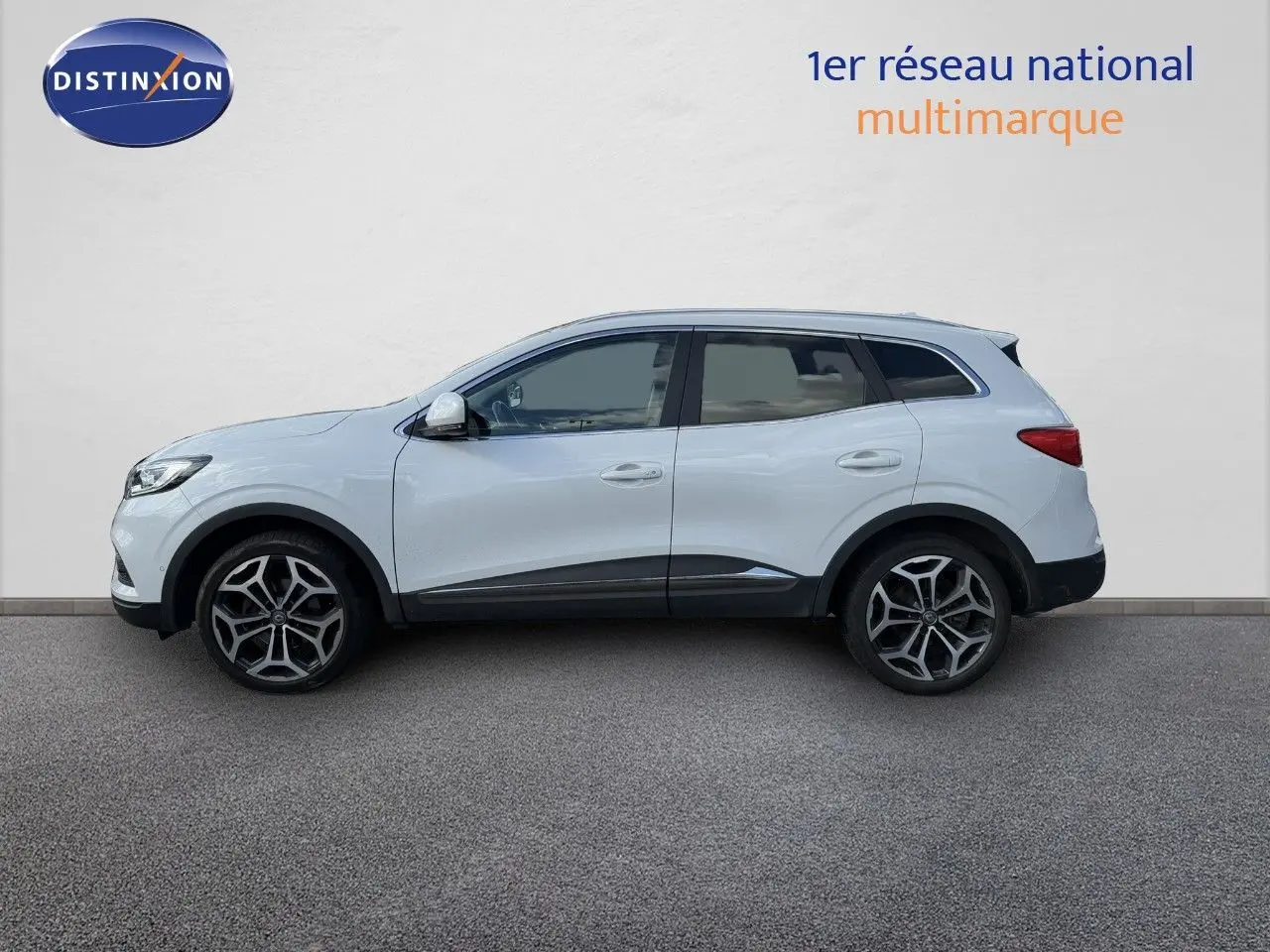 Profil droit du Renault Kadjar blanc nacré 2019 avec jantes alliage et lignes épurées.