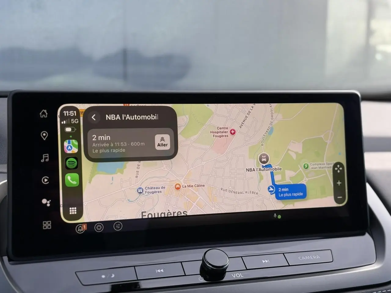 Écran tactile intérieur du Nissan Qashqai blanc nacré 2025 affichant la navigation GPS en mode Apple CarPlay.