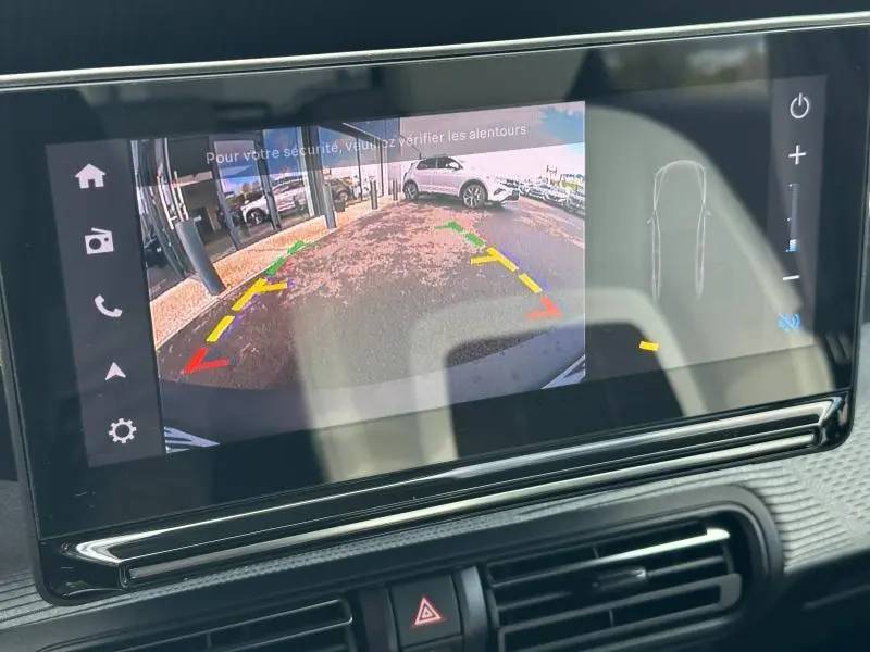 Écran tactile intérieur montrant la caméra de recul avec guidage coloré sur Citroën C3 noir Perla Nera.
