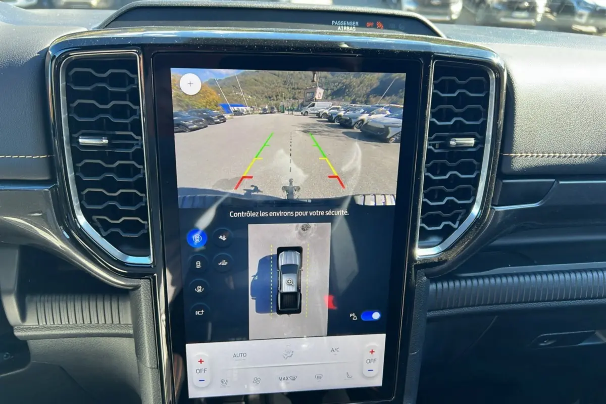Vue rapprochée de l’écran central tactile du Ford Ranger Wildtrak 2025 bleu lightning montrant la caméra 360° en marche.