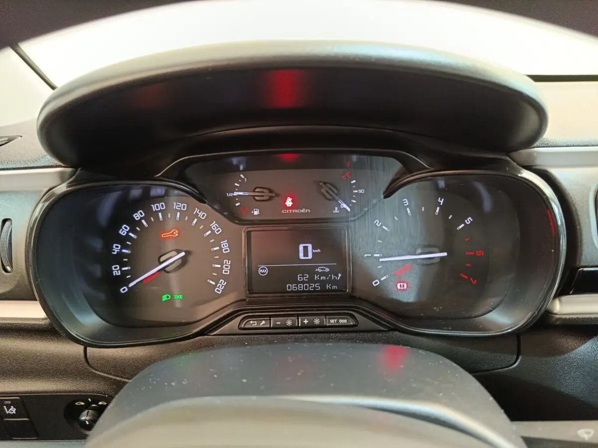 Vue rapprochée du tableau de bord noir de la Citroën C3 2021, affichant compteur digital et voyants allumés.