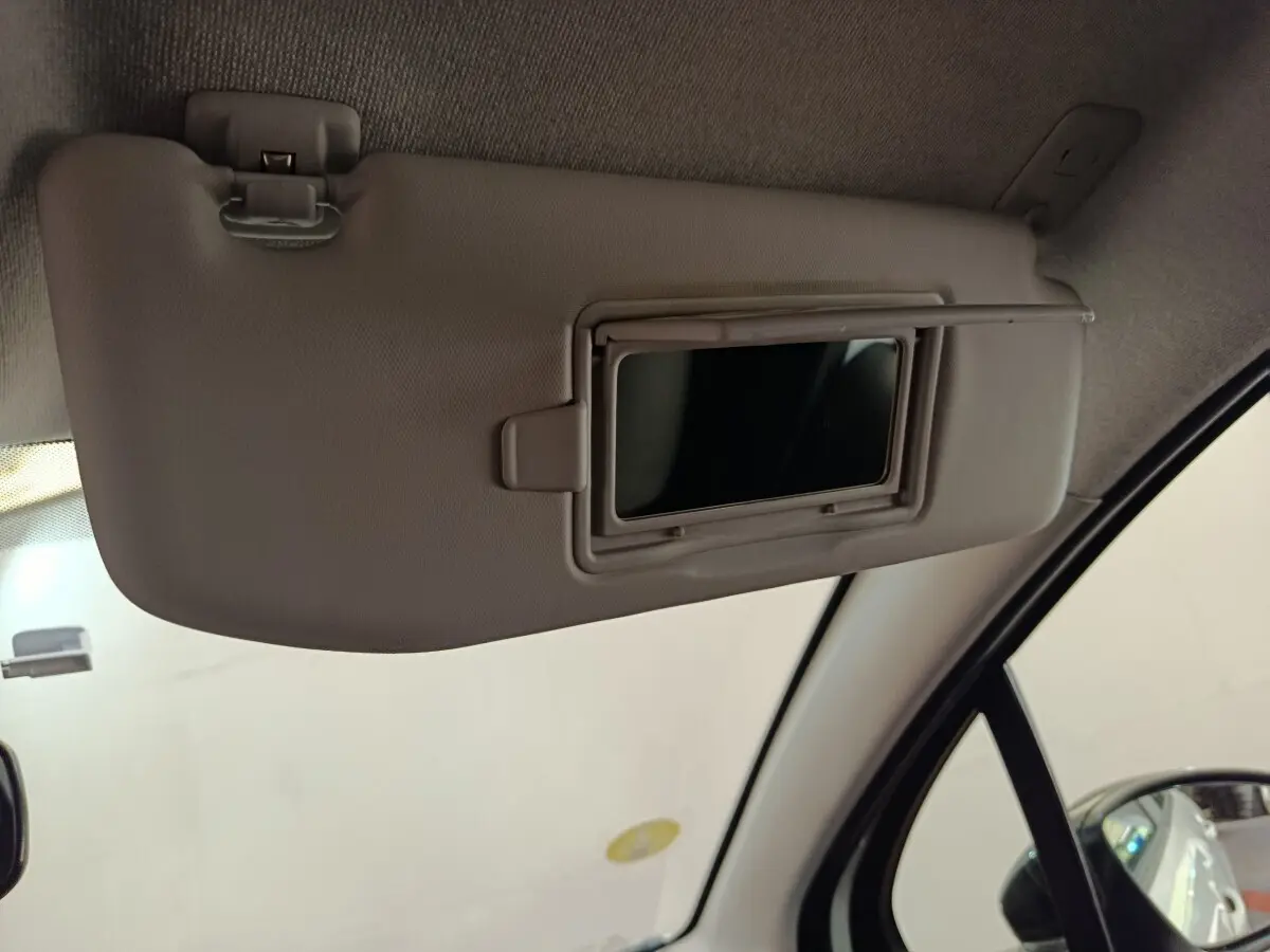 Détail du pare-soleil côté conducteur avec miroir intégré dans une Citroën C3 blanche, vue intérieure avant droite.