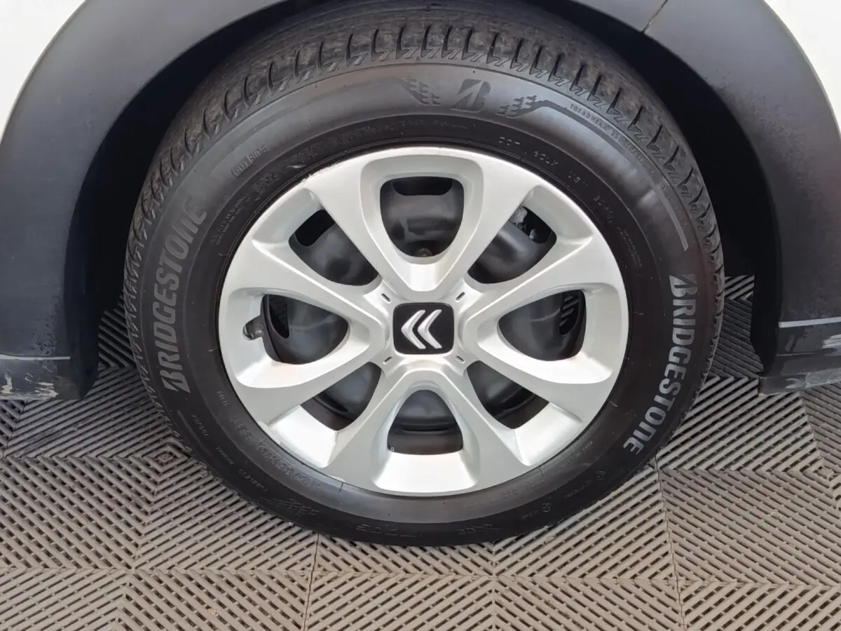 Vue rapprochée sur la roue arrière droite d'une Citroën C3 blanche 2021 avec passage de roue noir.