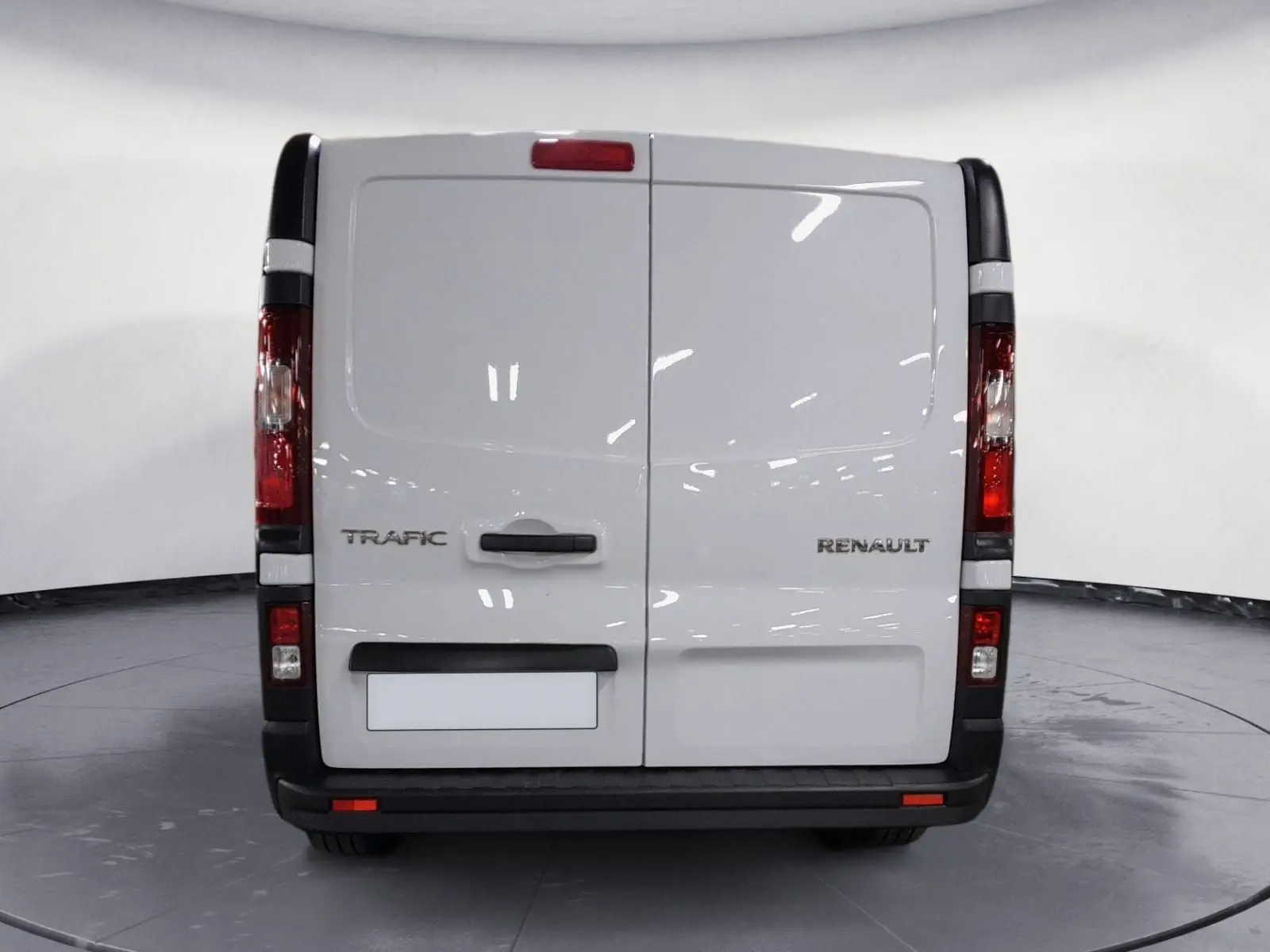 Vue arrière du Renault Trafic Fourgon blanc minéral 2024 avec portes battantes et feux verticaux distinctifs.