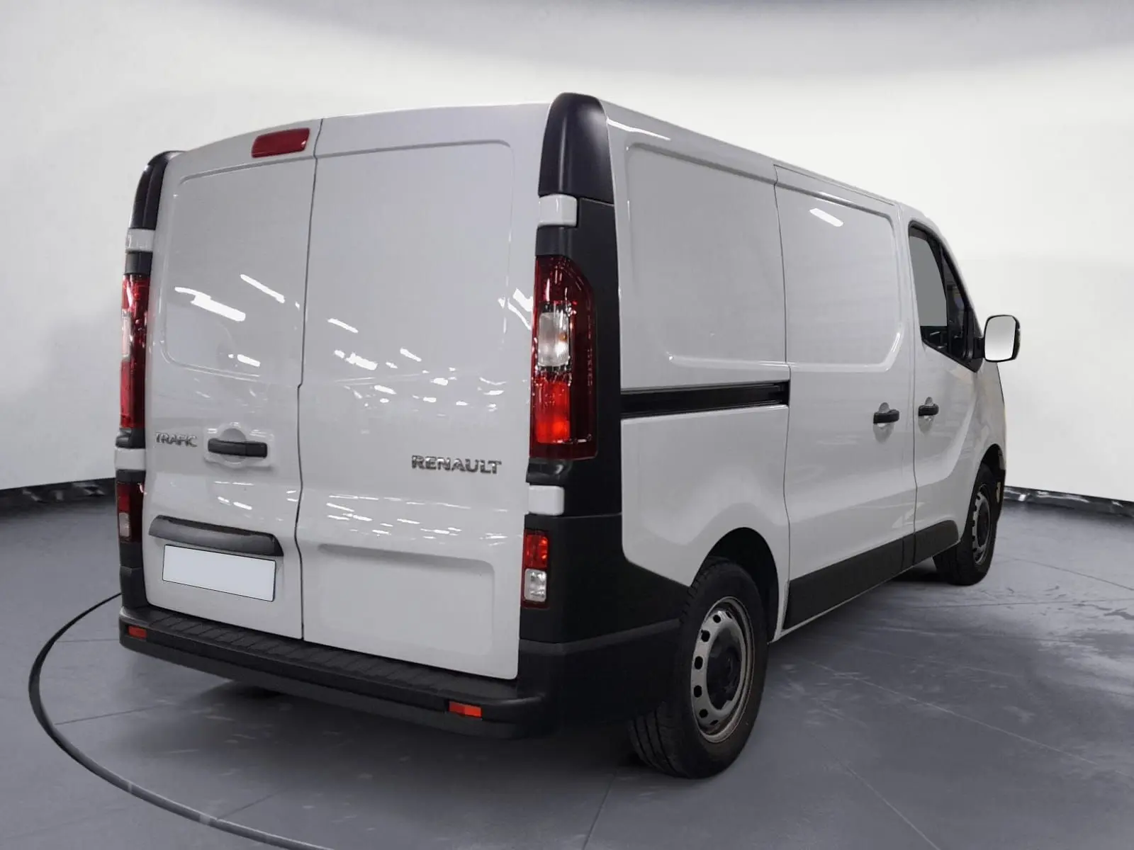 Vue 3/4 arrière droite du Renault Trafic Fourgon blanc minéral 2024 avec portes arrière battantes et protections noires.