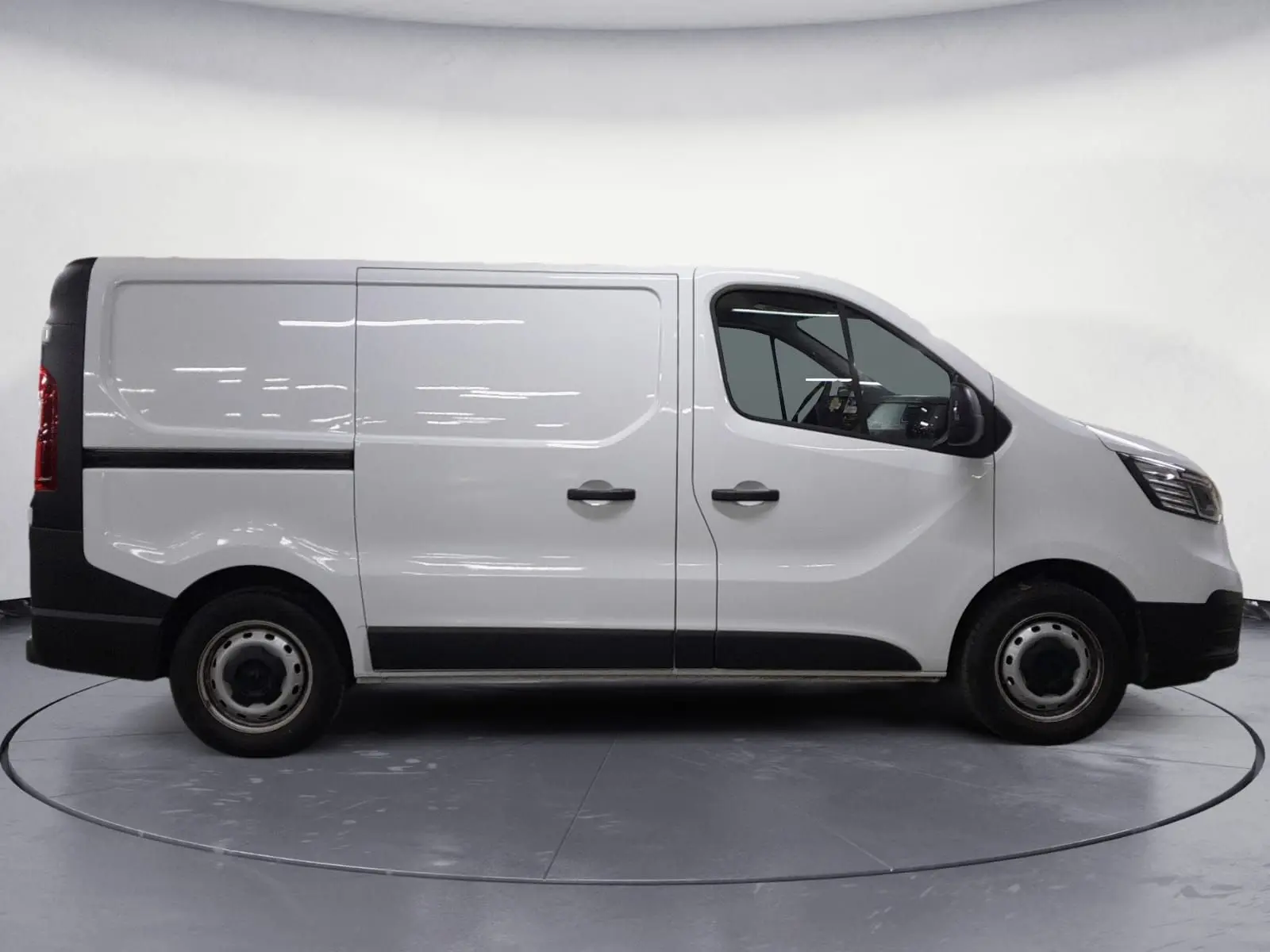 Profil droit du Renault Trafic Fourgon blanc minéral 2024, avec portes latérales et jantes acier noires.
