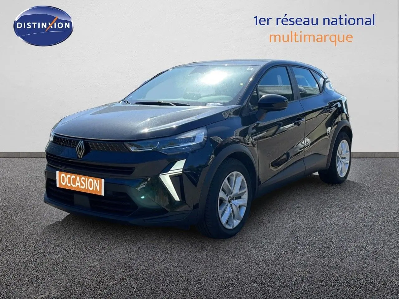 Vue 3/4 avant droite d'un Renault Captur E-Tech Full Hybrid 2025 noir étoile métal avec feux LED et jantes argentées.