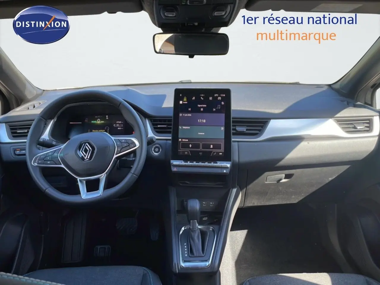 Vue intérieure avant du Renault Captur 2025 noir étoile métal, avec tableau de bord numérique et écran tactile central vertical.