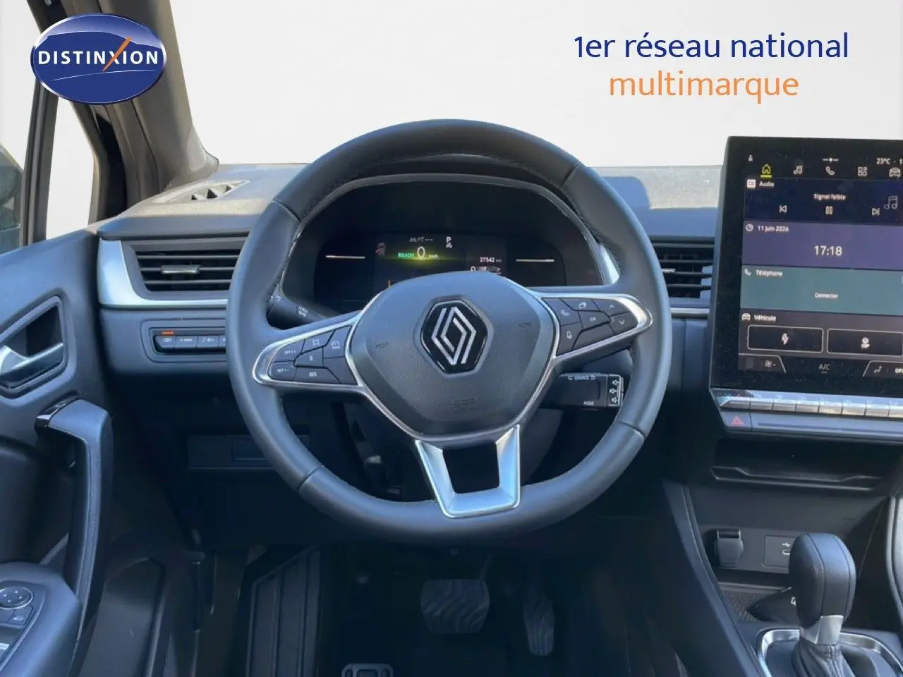 Vue intérieure centrée sur le volant noir cuir du Renault Captur E-Tech 2025 avec tableau de bord numérique et écran tactile.