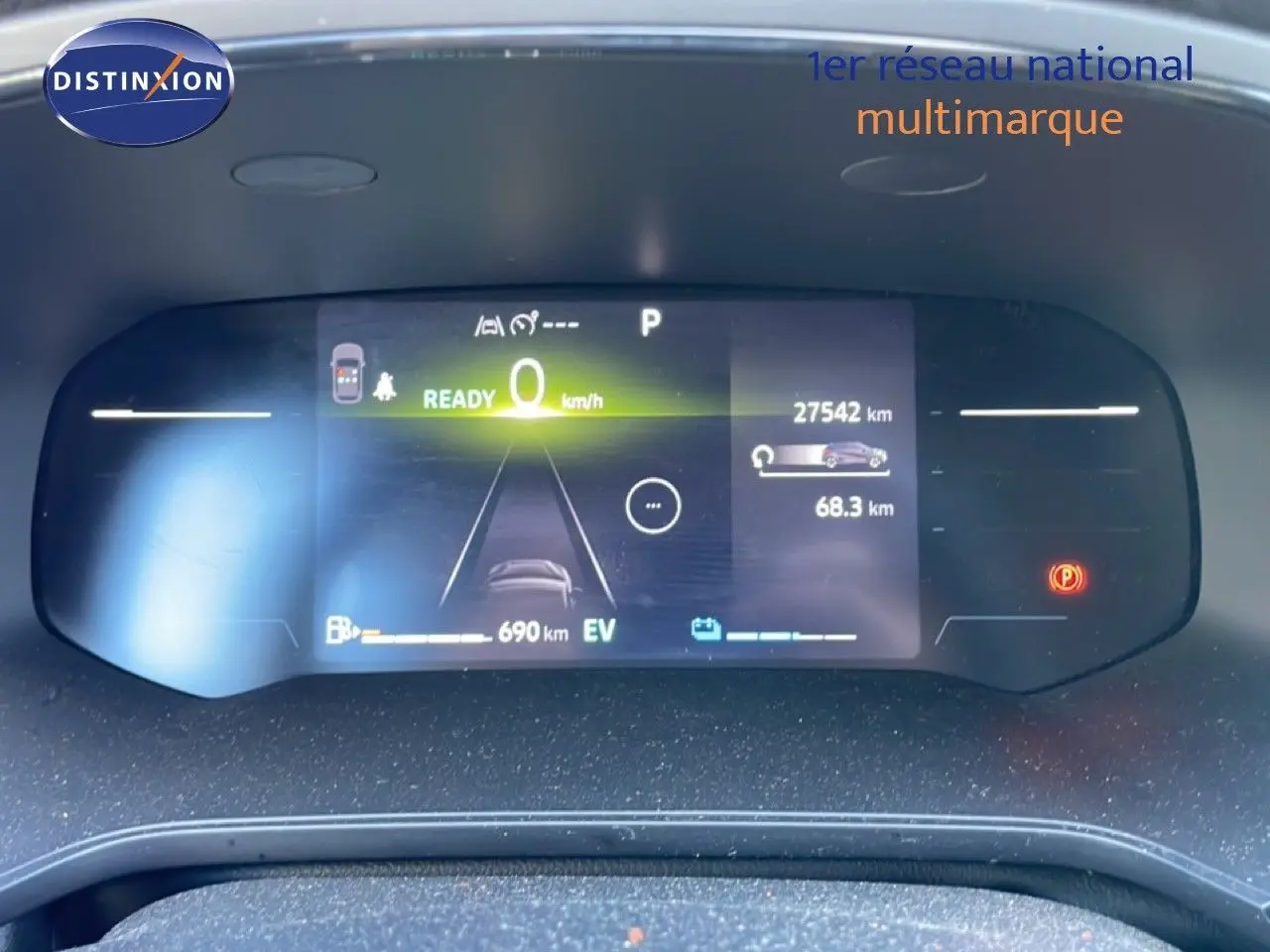 Tableau de bord numérique de Renault Captur E-Tech, affichage de la vitesse et autonomie en vue frontale rapprochée.