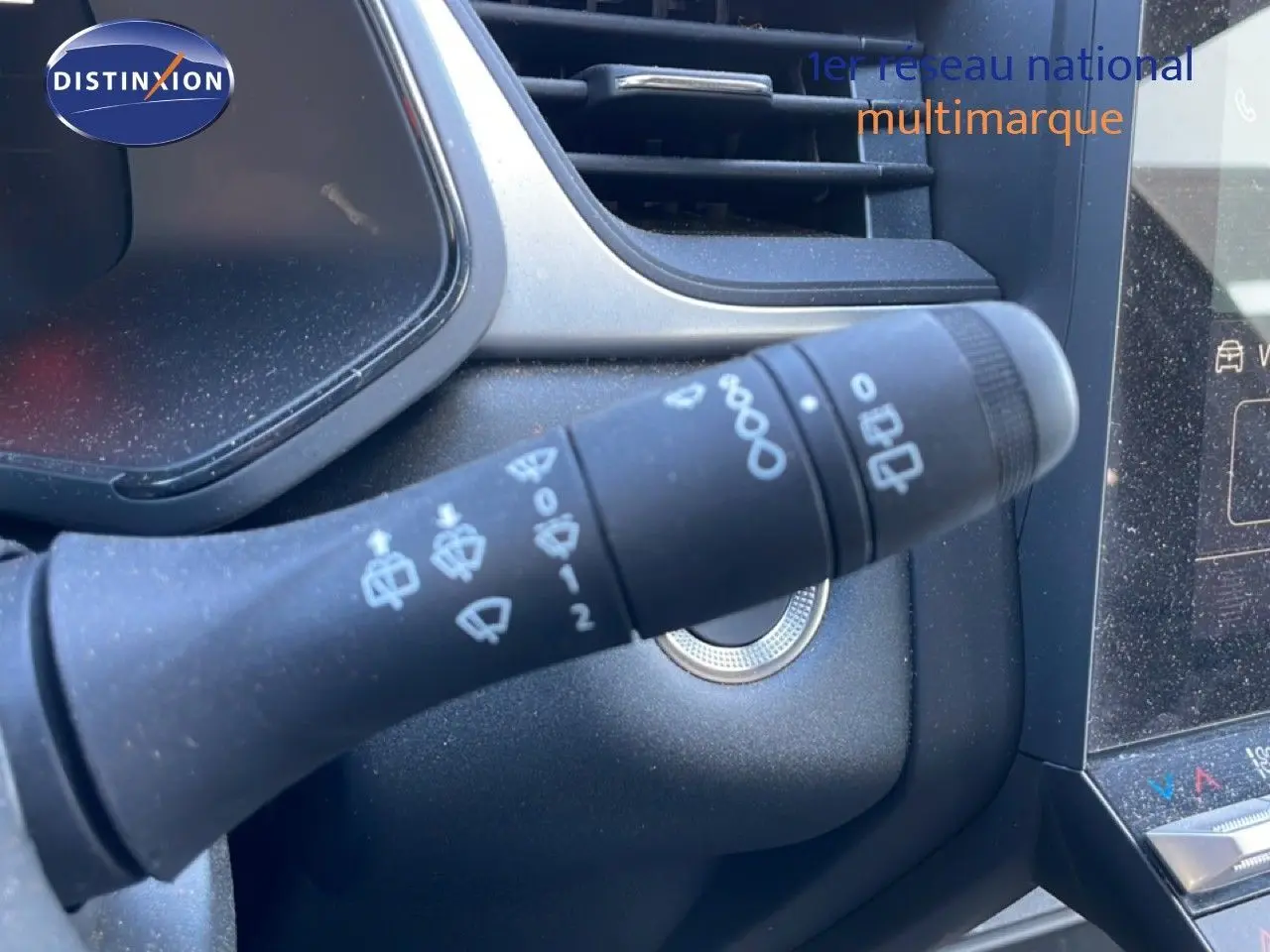 Gros plan sur la commande d’essuie-glace du tableau de bord intérieur du Renault Captur noir étoile métal 2025.
