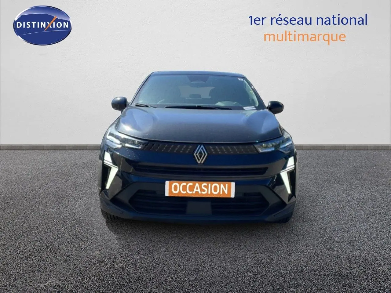 Vue avant du Renault Captur E-Tech Full Hybrid 145ch en noir étoile métal avec éclairage LED distinctif.