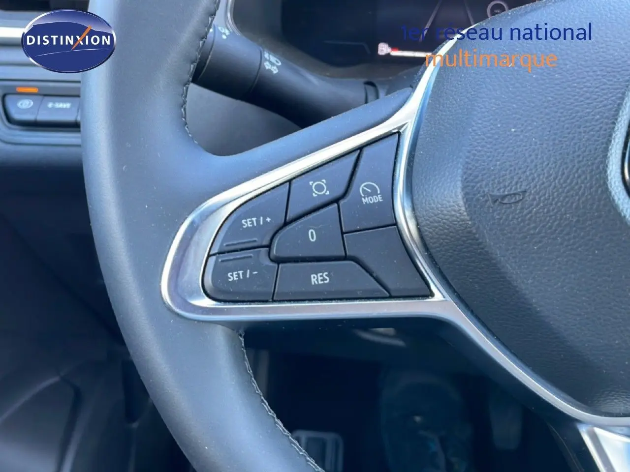Gros plan sur les commandes au volant côté gauche du Renault Captur noir étoile métal, version hybride 2025.
