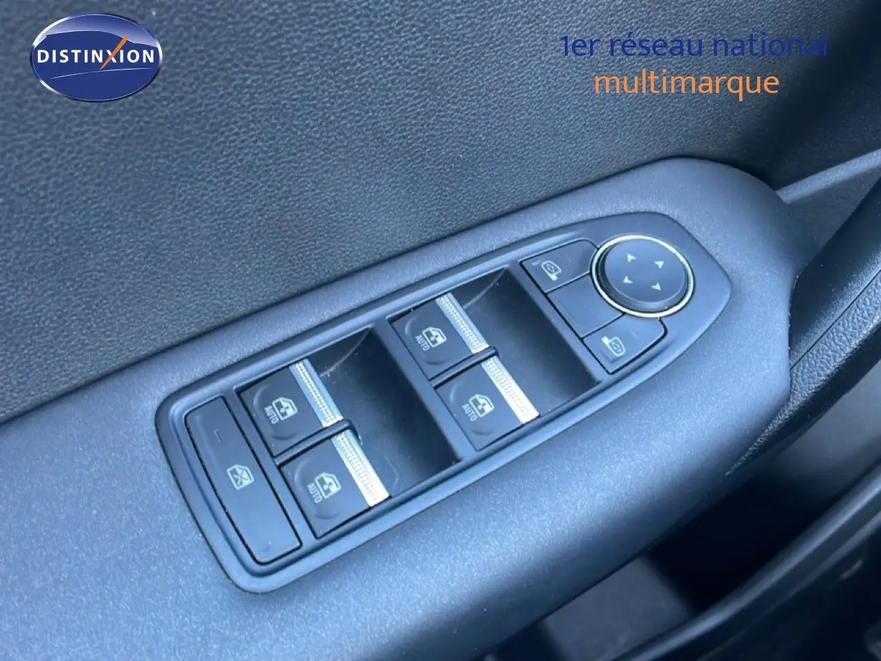 Gros plan sur les commandes des vitres électriques côté gauche d’un Renault Captur noir étoile métal, version hybride 2025.