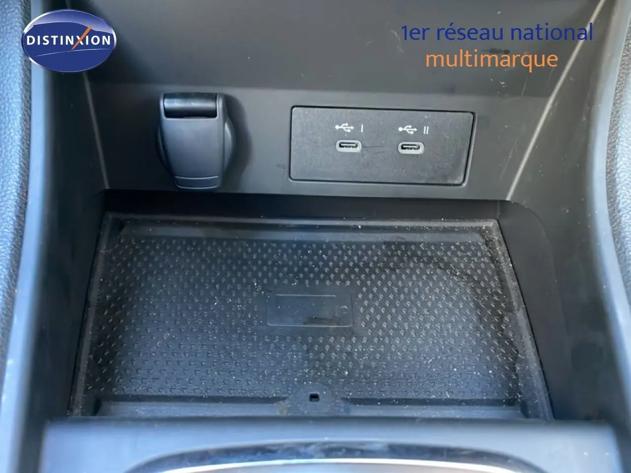 Gros plan sur la console centrale noire du Renault Captur 2025, montrant deux ports USB-C et un espace de rangement.