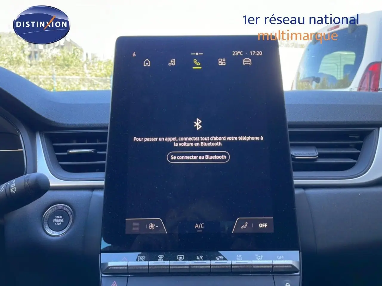 Vue intérieure centrée sur l'écran tactile du tableau de bord du Renault Captur 2025, affichant la connexion Bluetooth.