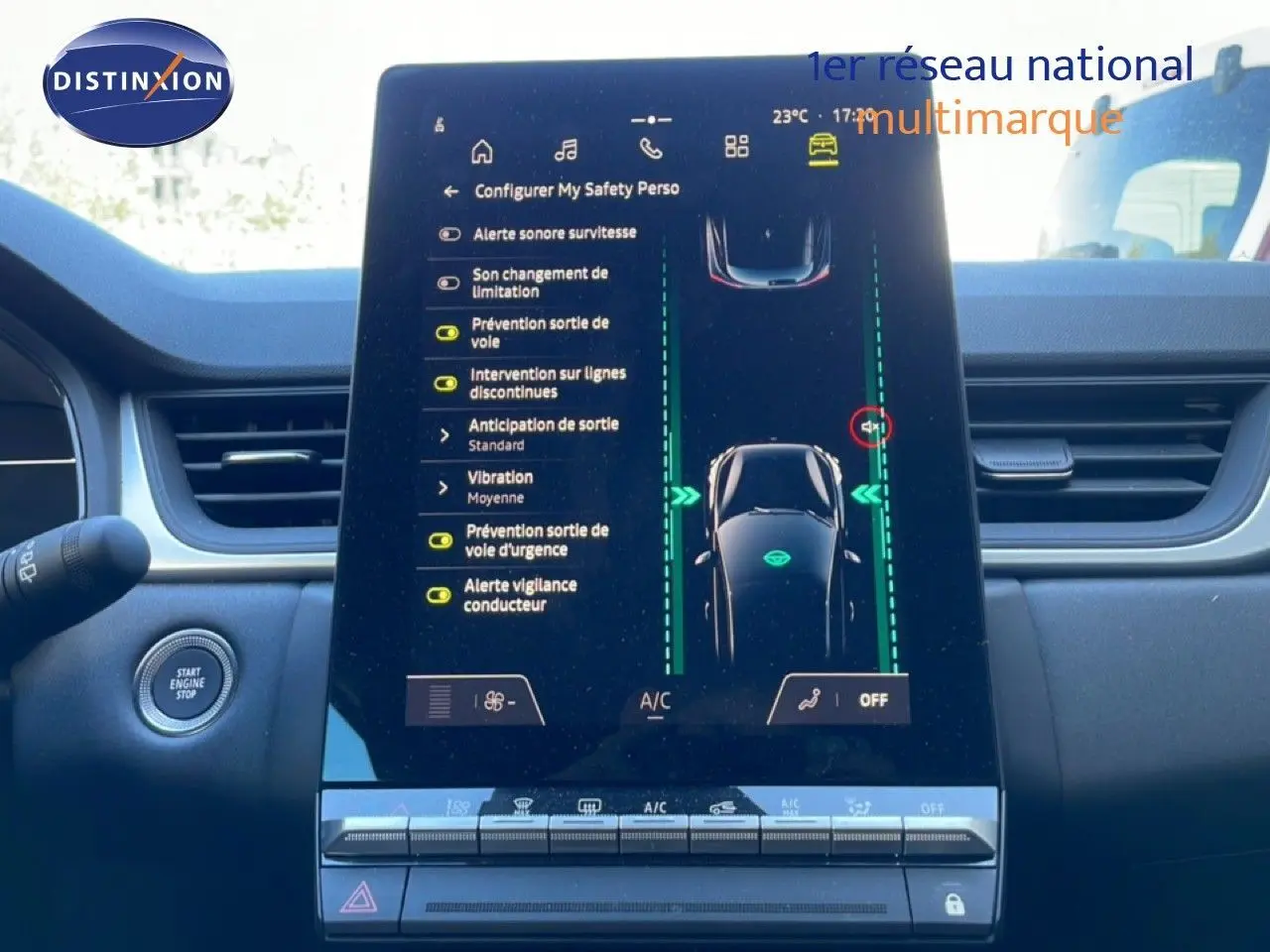 Vue intérieure du tableau de bord du Renault Captur 2025, écran tactile central affichant les aides à la conduite, finition noire.