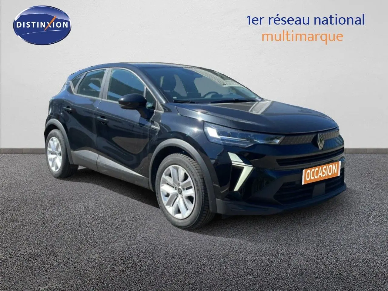 Renault Captur E-Tech hybride noir étoile métal, vue 3/4 avant droit avec détails LED et calandre moderne.