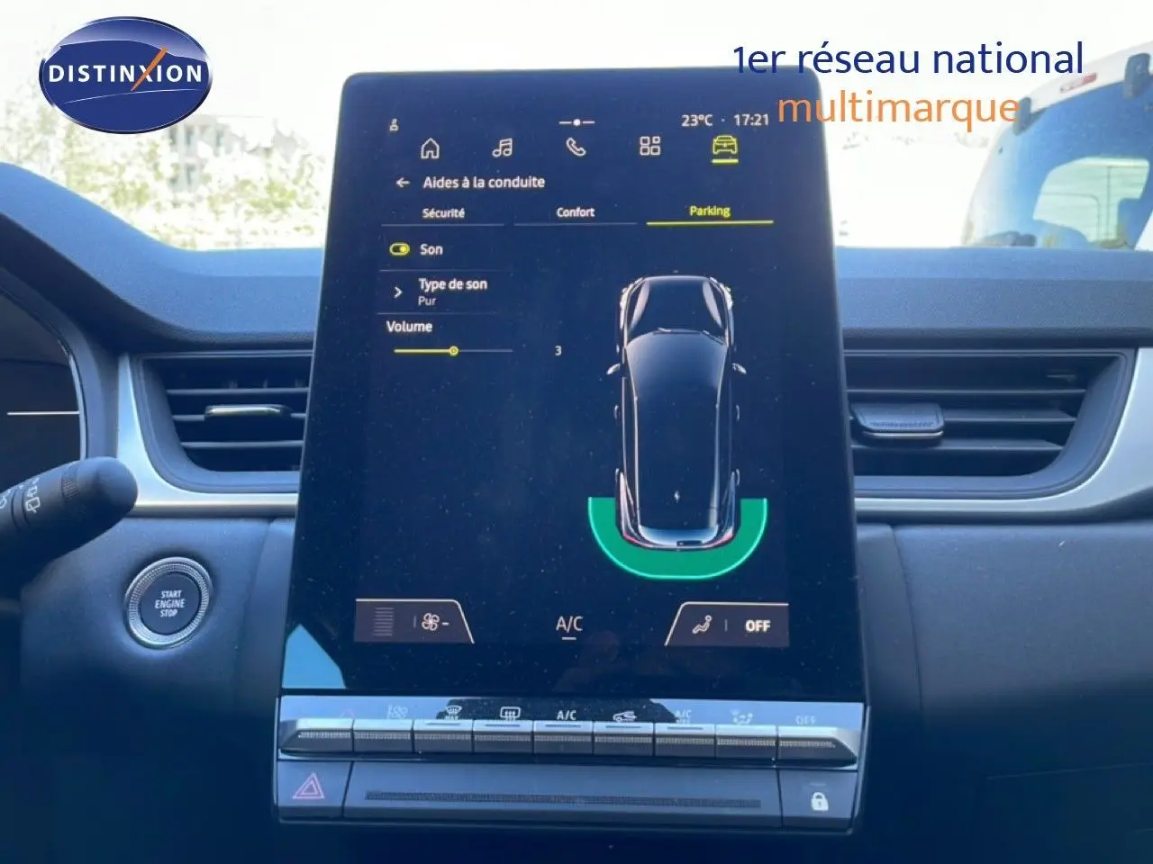 Vue rapprochée de l’écran tactile central du Renault Captur noir étoile métal, affichant les aides à la conduite et la climatisation.