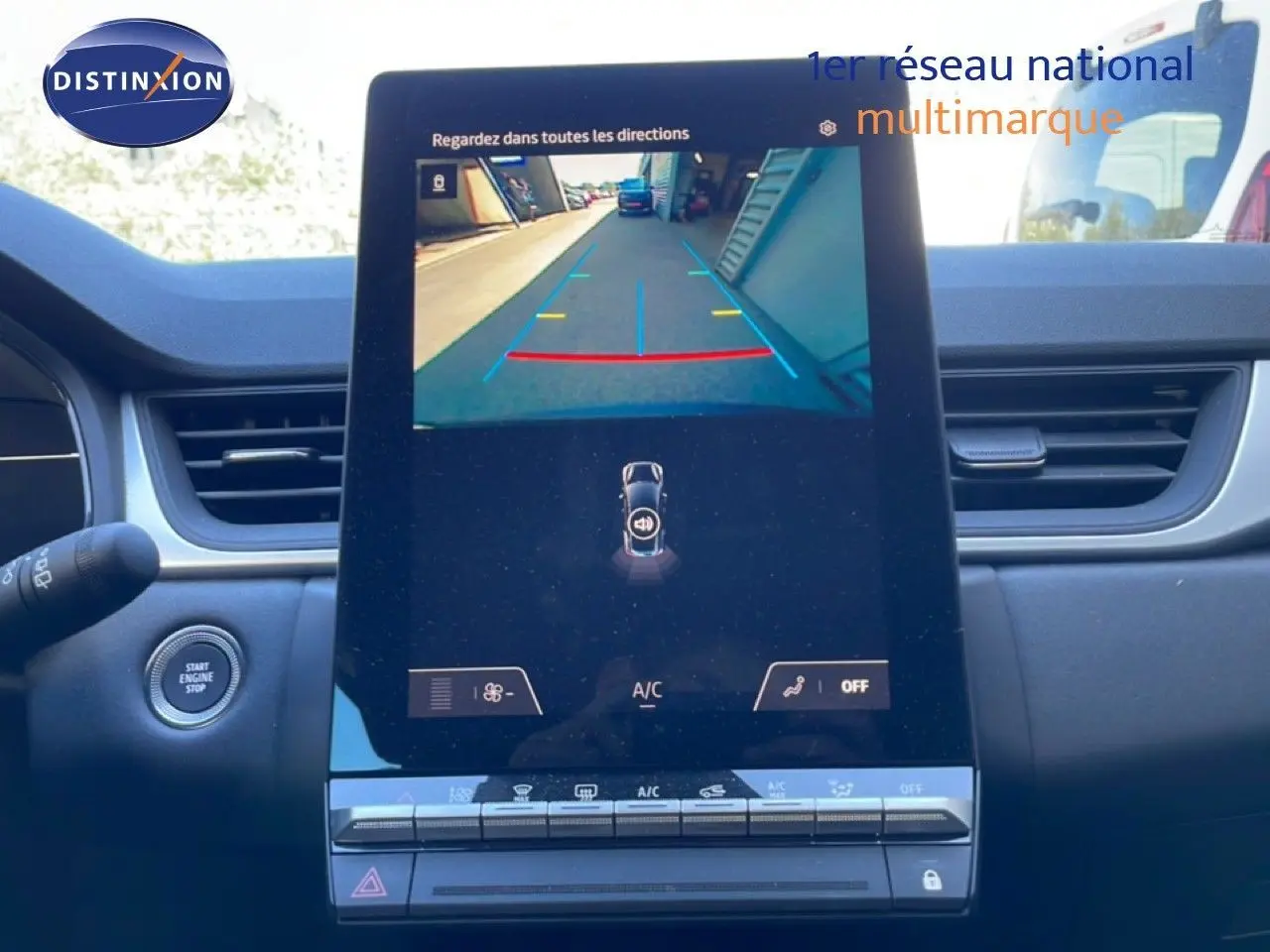 Vue rapprochée de l’écran central tactile du Renault Captur 2025 noir étoile métal affichant la caméra de recul.