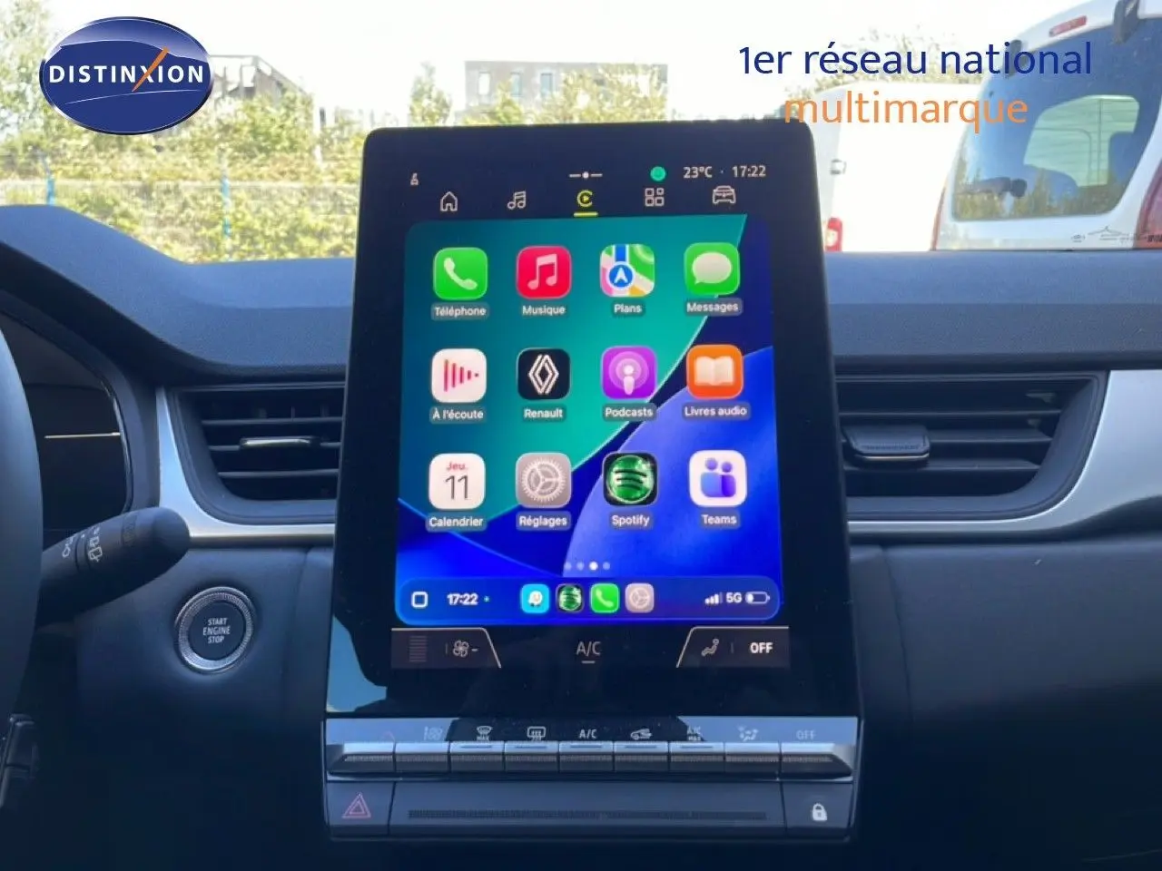 Vue intérieure centrée sur l’écran tactile vertical du tableau de bord du Renault Captur noir étoile métal 2025.