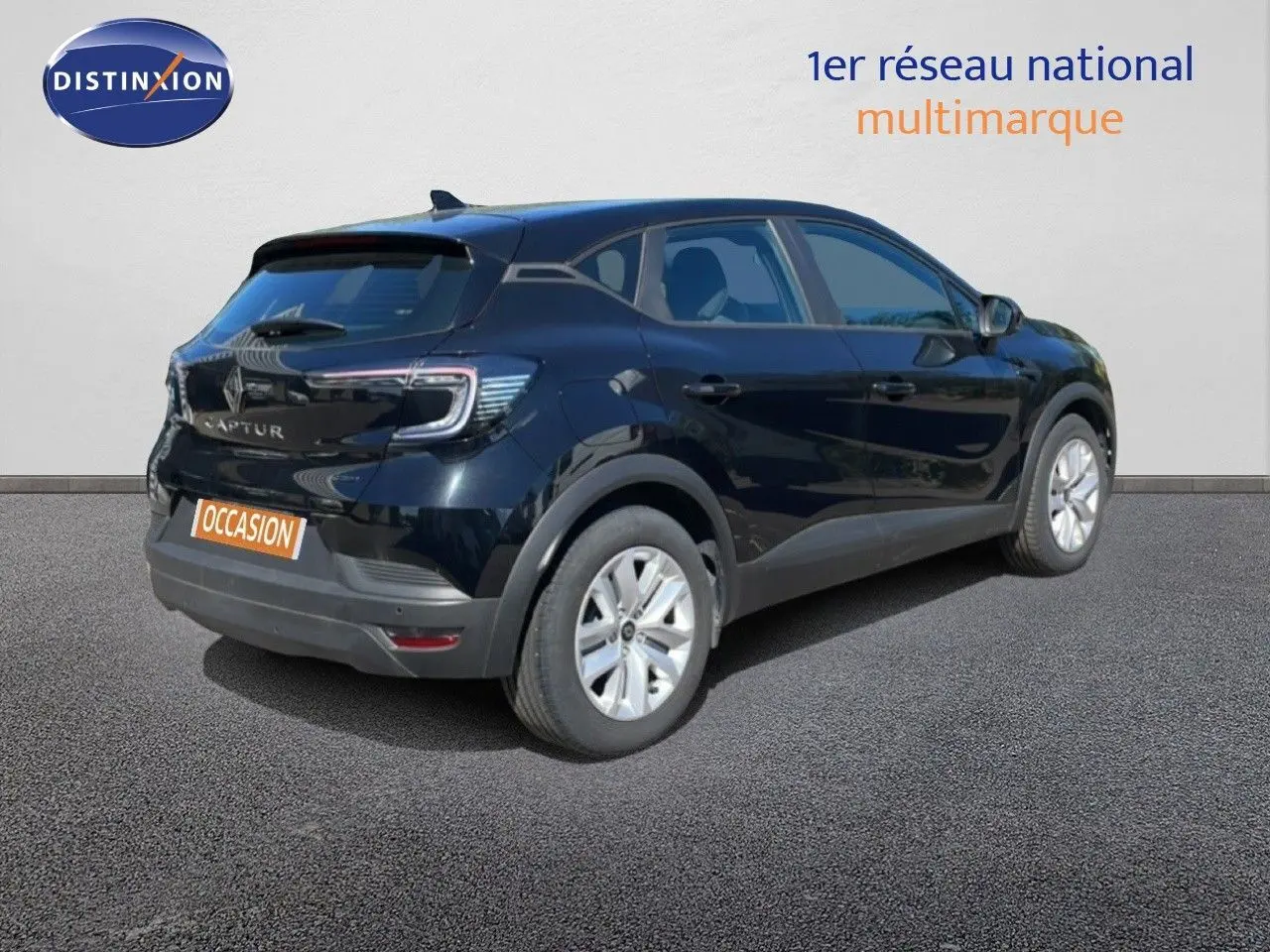 Vue 3/4 arrière droite du Renault Captur noir étoile métal, soulignant ses feux arrière LED et jantes argentées.