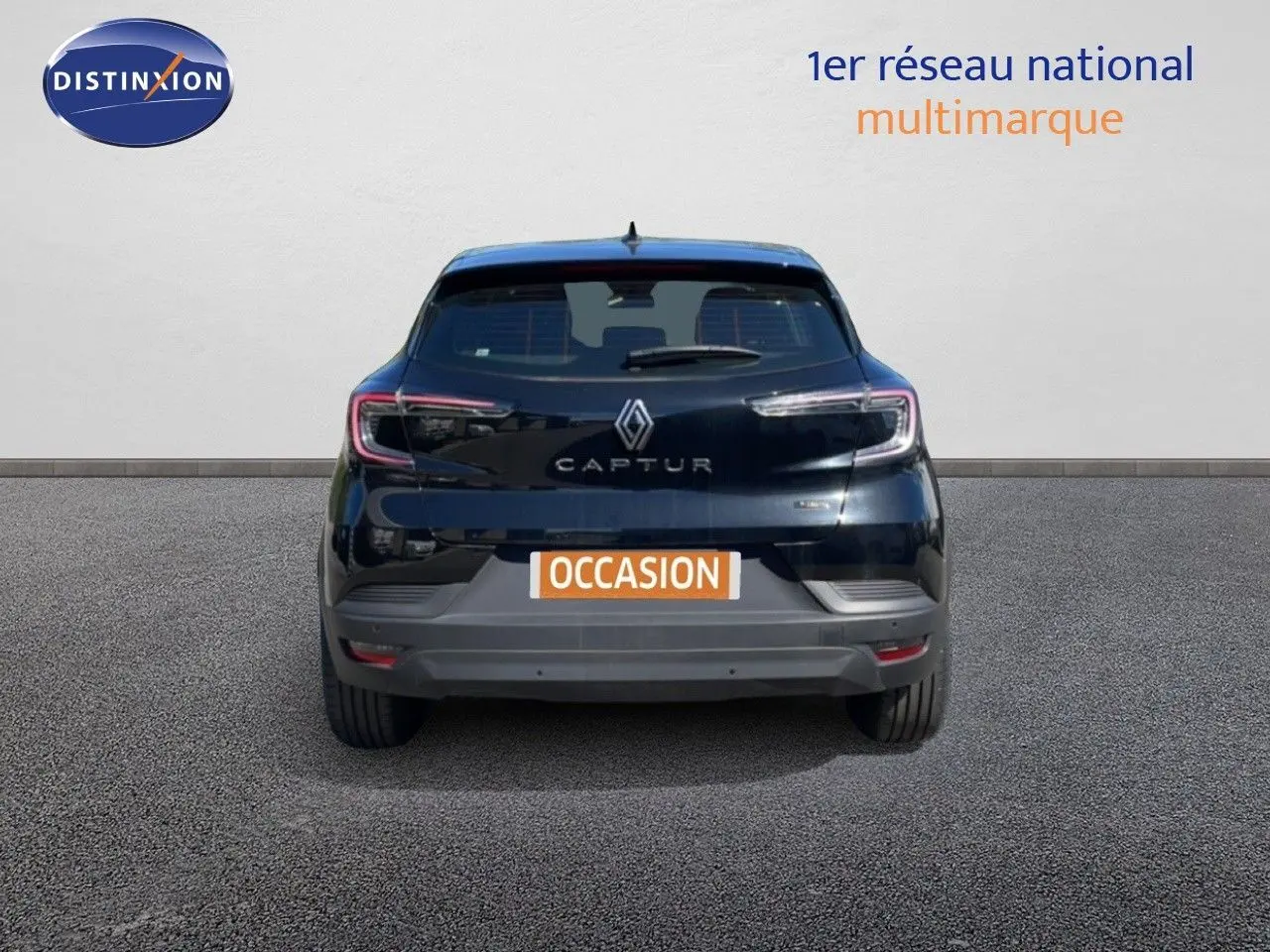 Vue arrière d'un Renault Captur noir étoile métal 2025 avec logo et feux LED distinctifs, sur fond neutre.