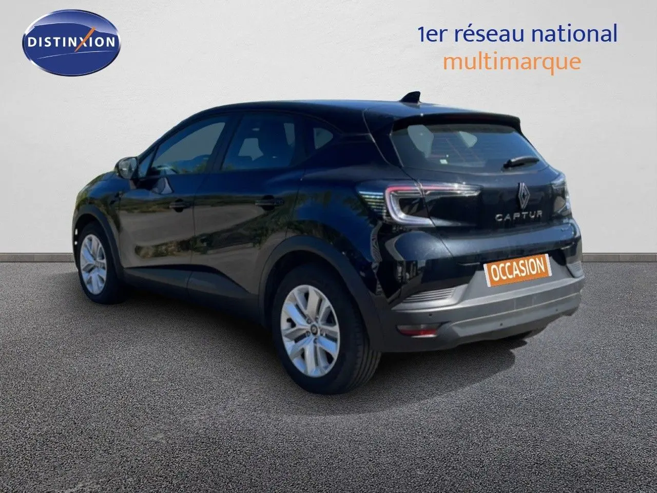 Renault Captur E-Tech hybride noir étoile métal, vue 3/4 arrière côté gauche avec feux arrière LED visibles.