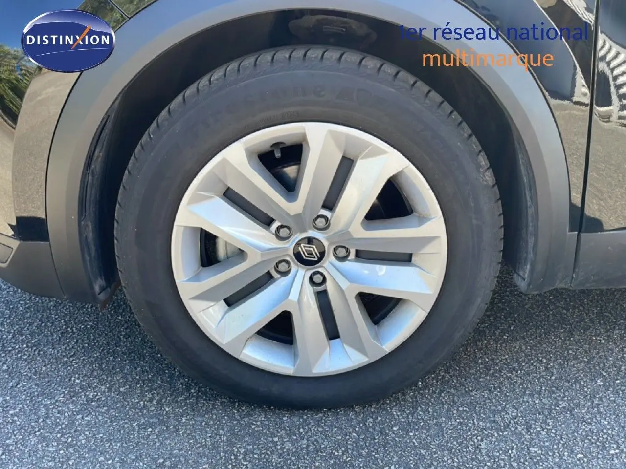 Gros plan sur la roue avant droite d’un Renault Captur noir étoile métal, mettant en valeur la jante alliage au design moderne.