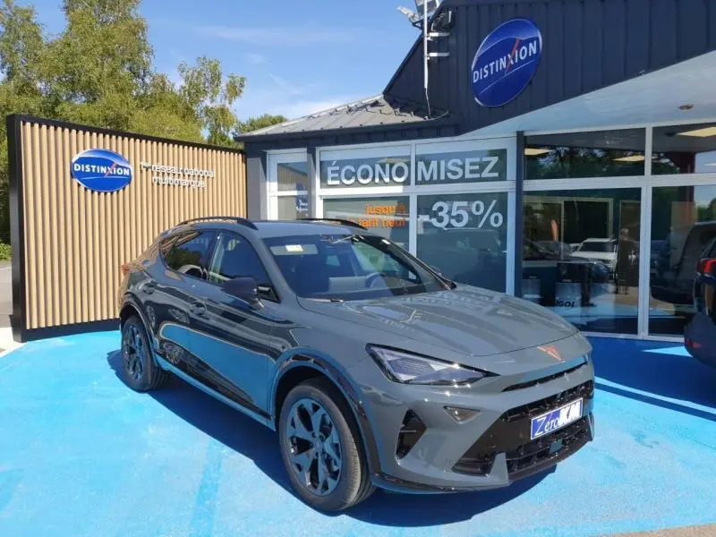 SUV CUPRA Formentor gris en 3/4 avant droit, avec jantes noires et détails sportifs visibles au showroom.