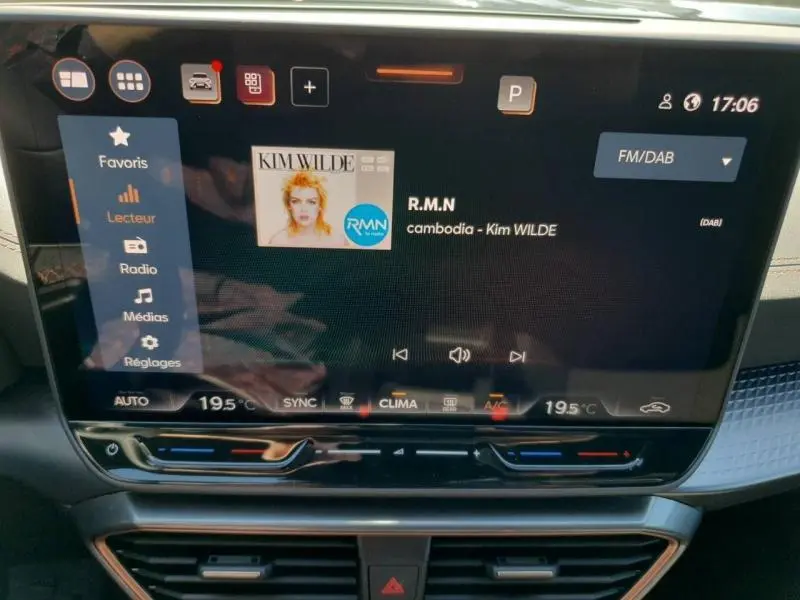 Écran tactile central du tableau de bord du CUPRA Formentor 1.5 eTSI Hybrid 2026 affichant la radio FM/DAB.